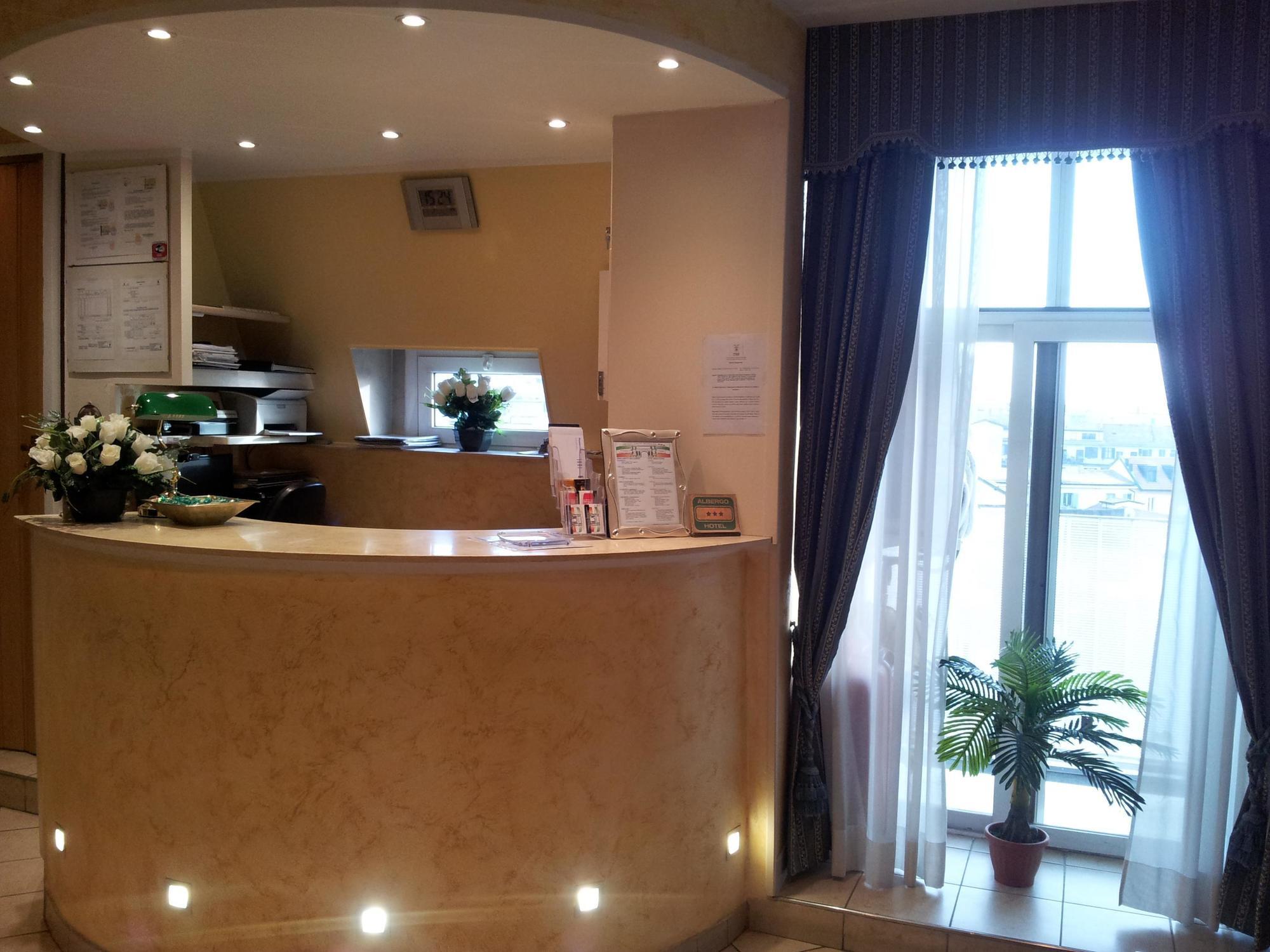 Hotel Arco Romana Milan Bagian luar foto